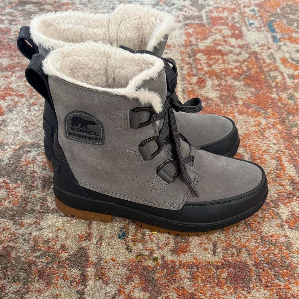 Sorel Tivoli Boot, like new condition. Grey with cream trim, size 9.5